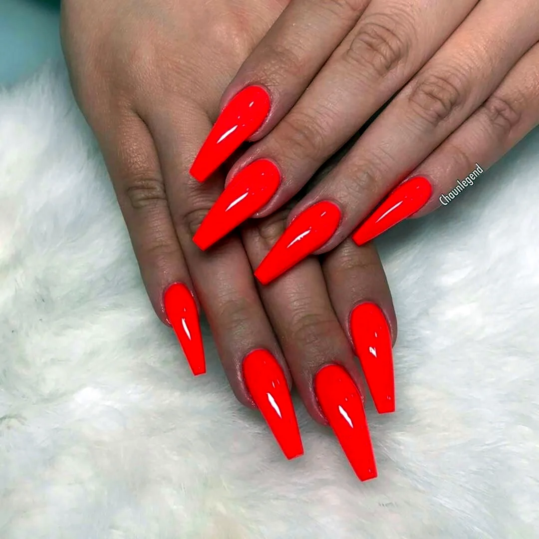 Красные длинные ногти