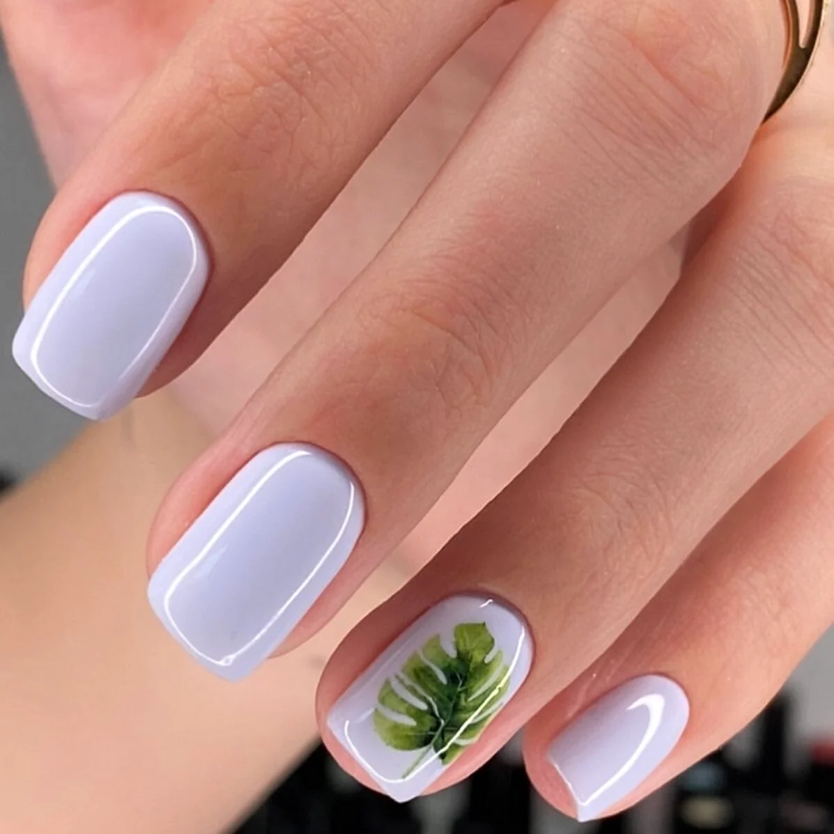 Летний маникюр молочный