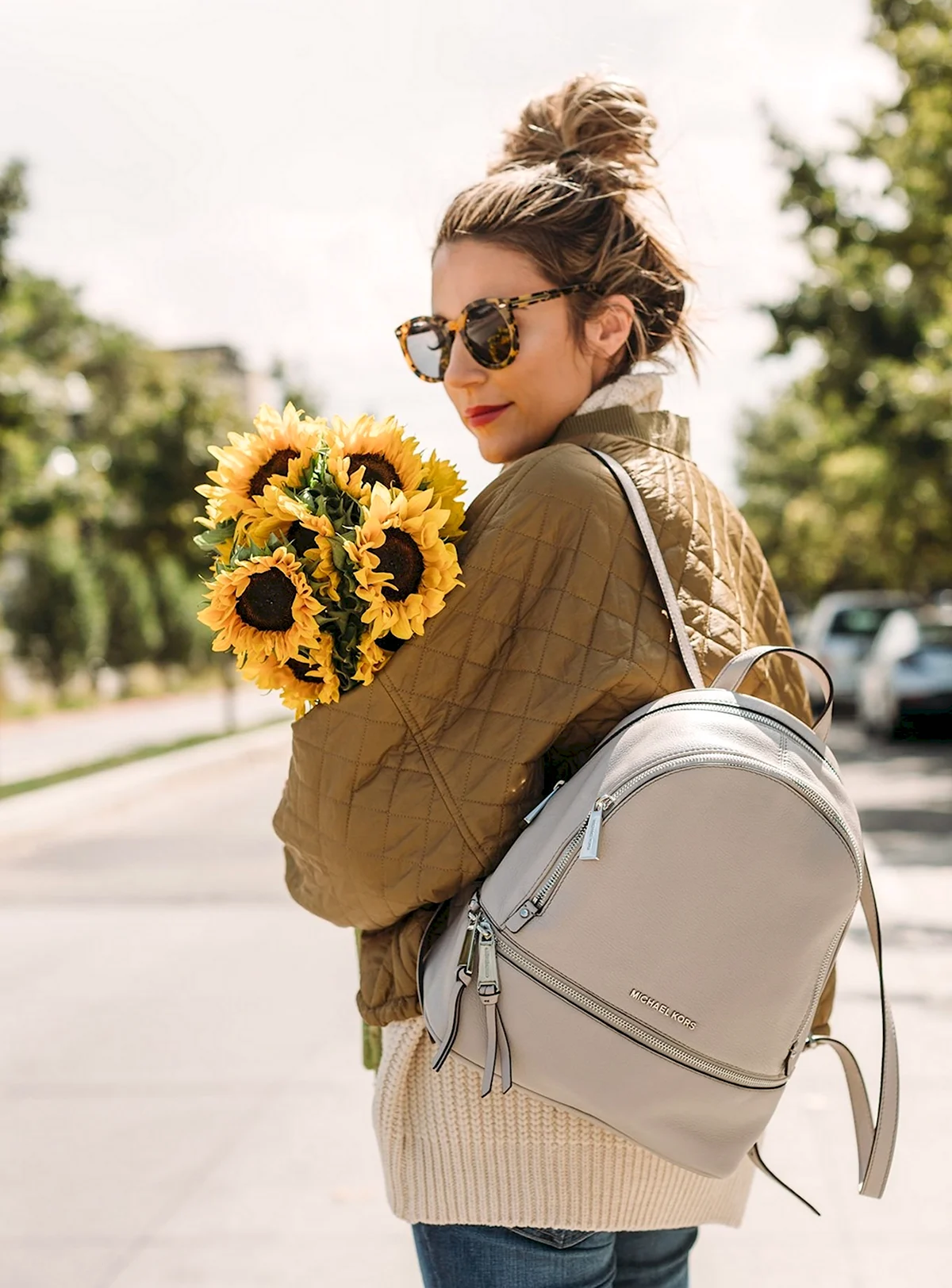 Девушка с рюкзаком