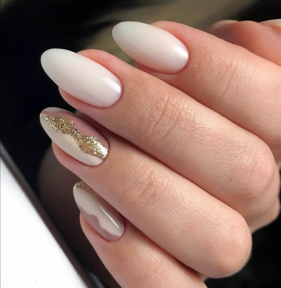 Молочный маникюр 2022 миндаль