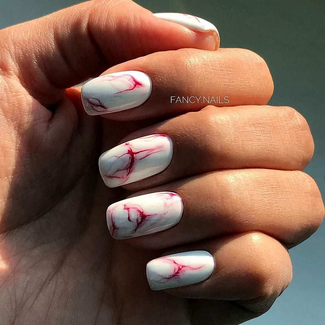Модный красный маникюр мрамор 2021