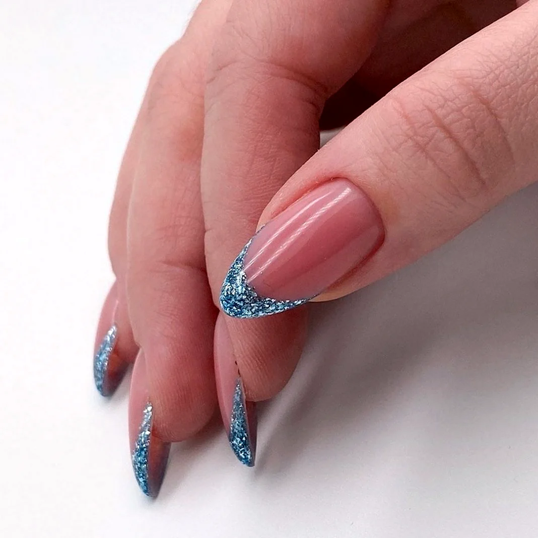 Френч на миндалевидных ногтях с блестками