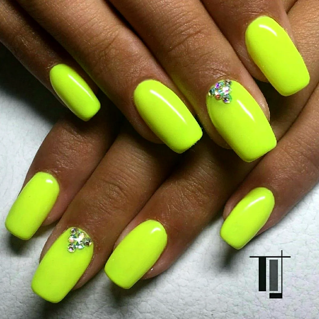 Ярко салатовый маникюр