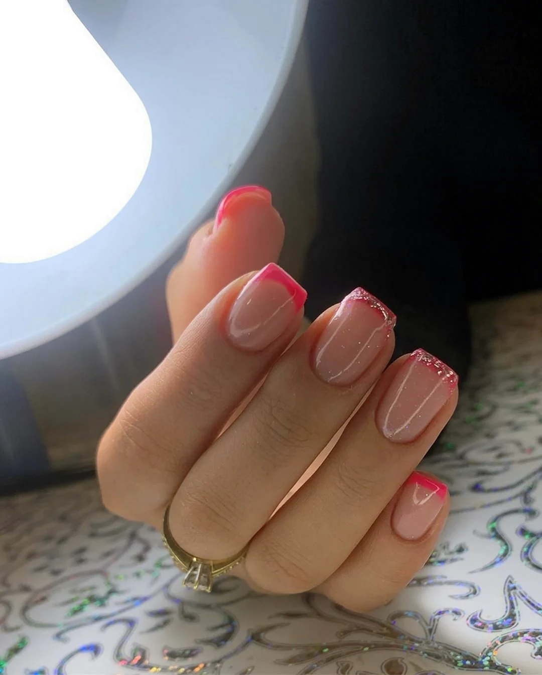 Красный френч на ногтях квадратной формы