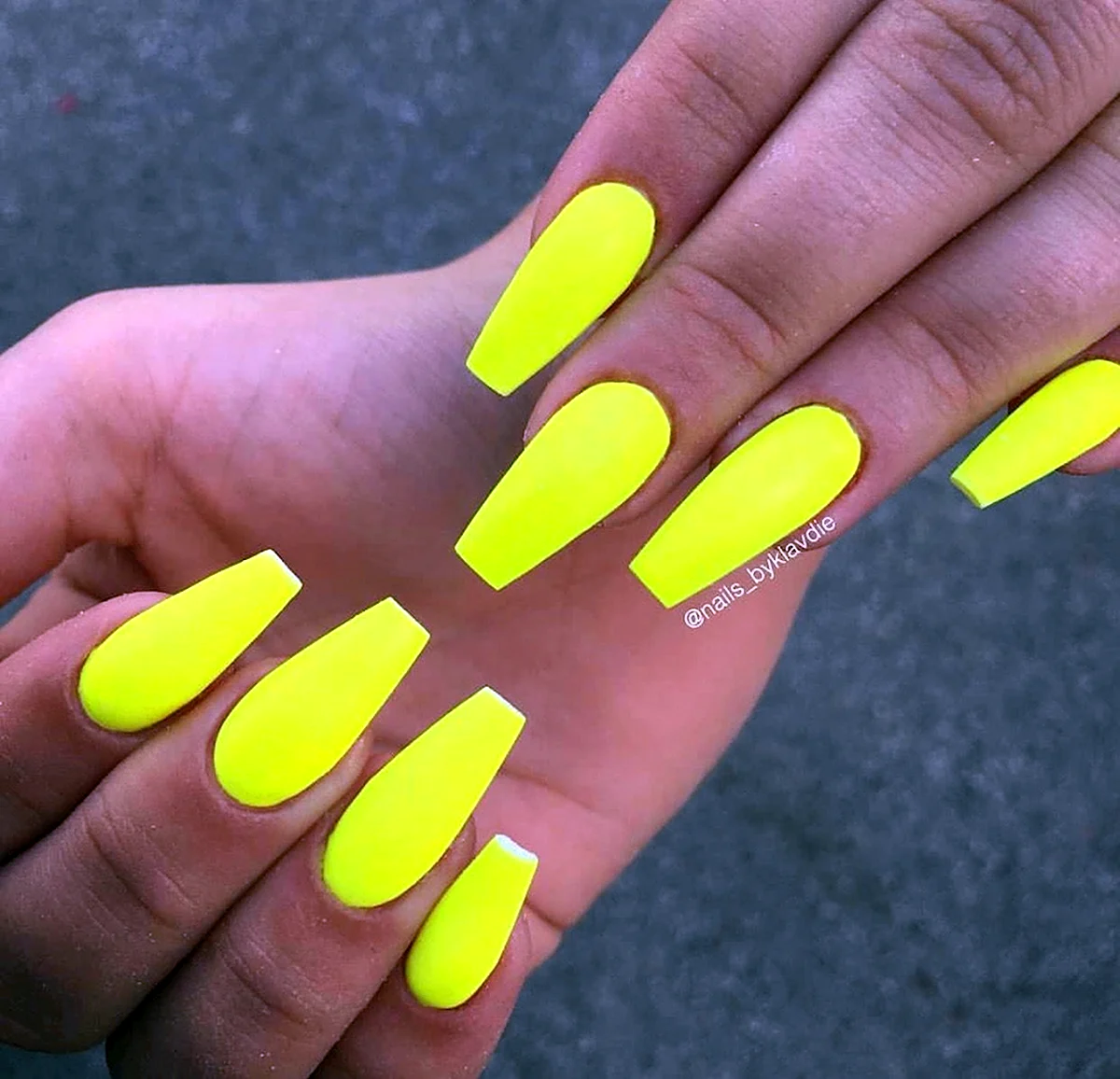 Кислотно желтый маникюр