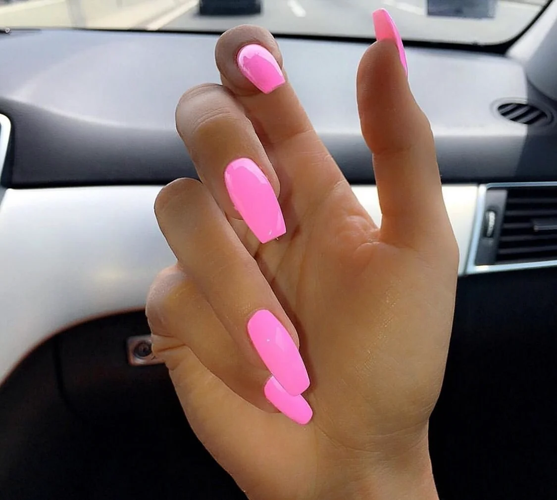 Неоновые розовые ногти матовые