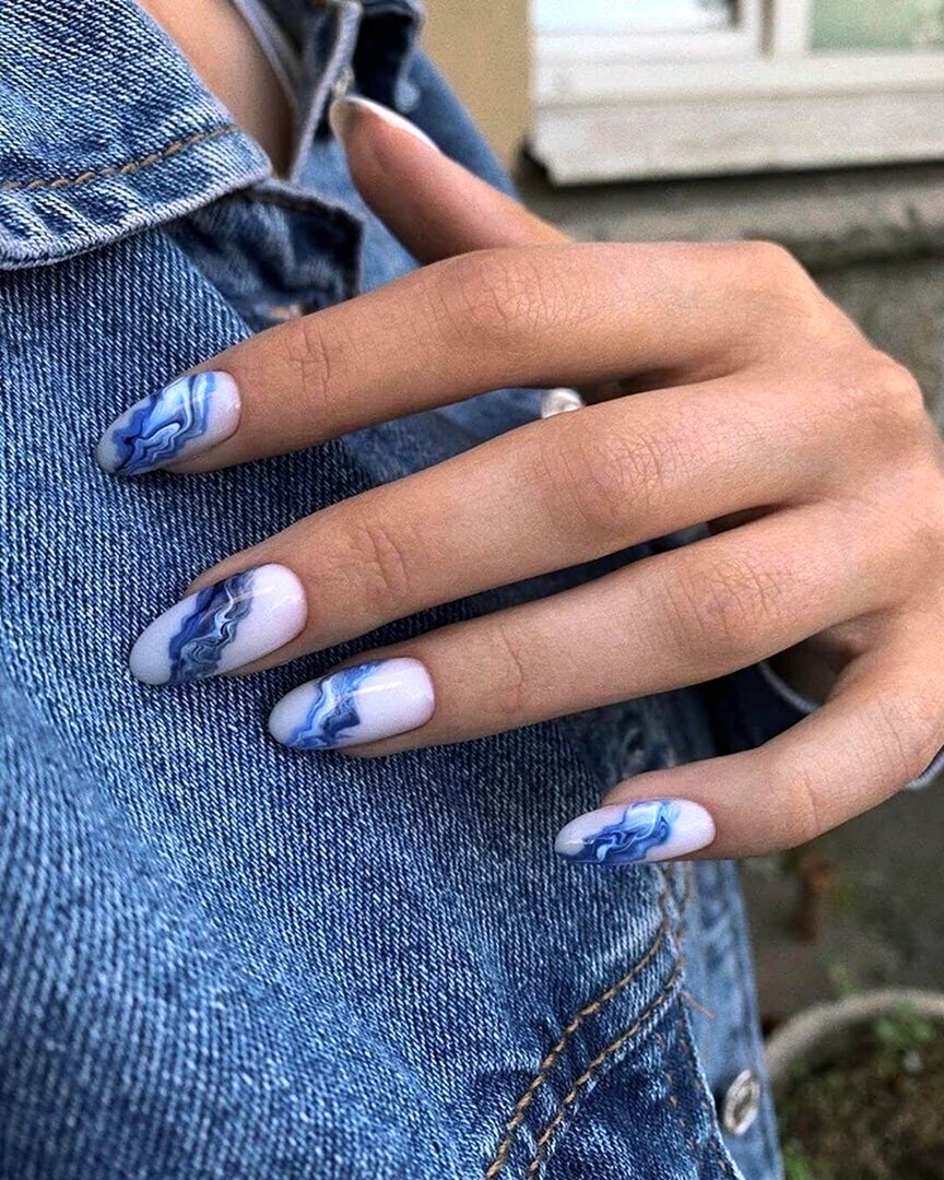 Мраморный маникюр синий