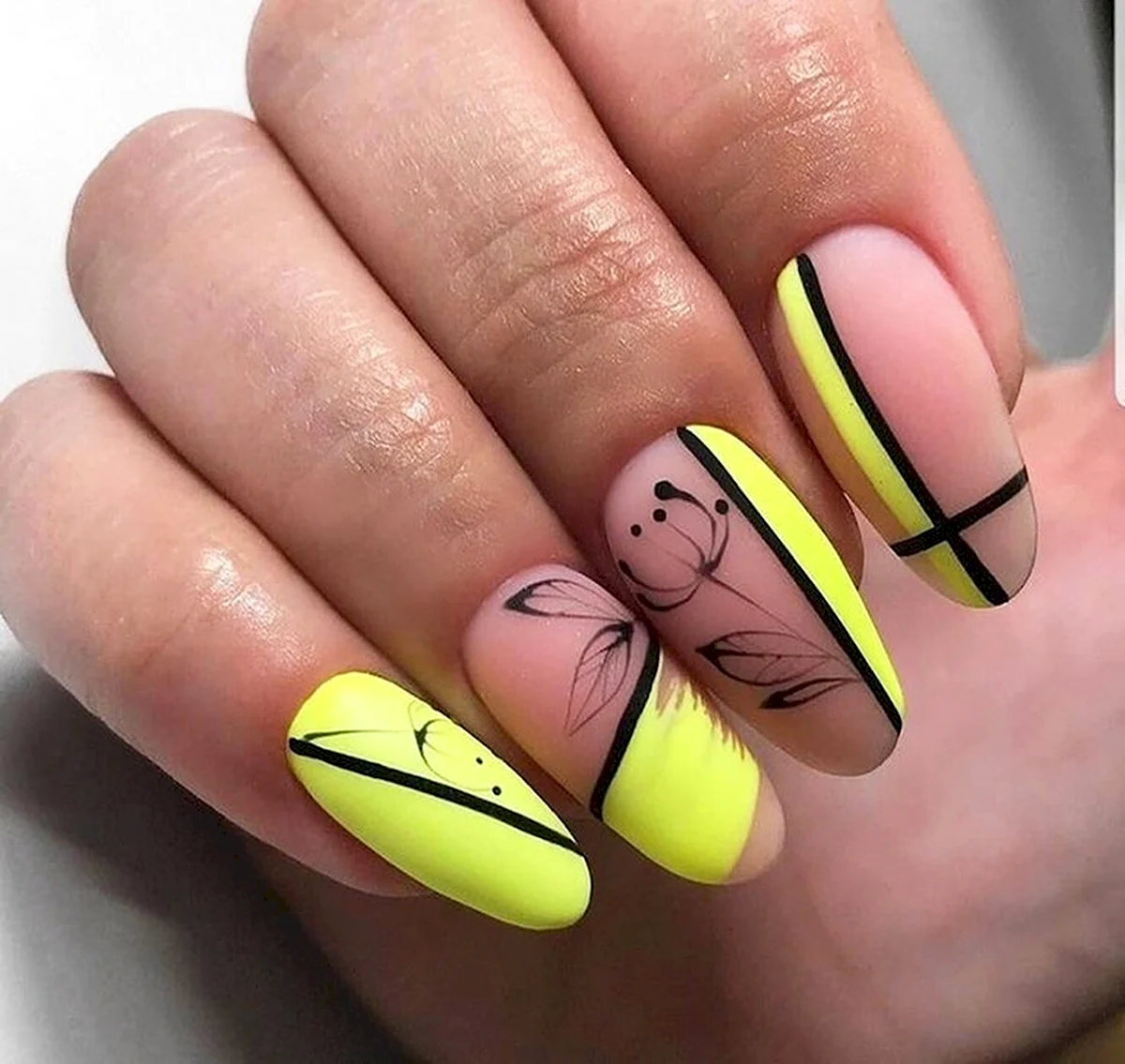 Желтый геометрический маникюр