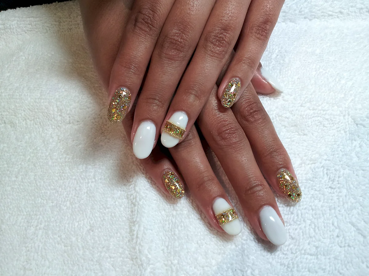 Наращивание ногтей белый с золотом