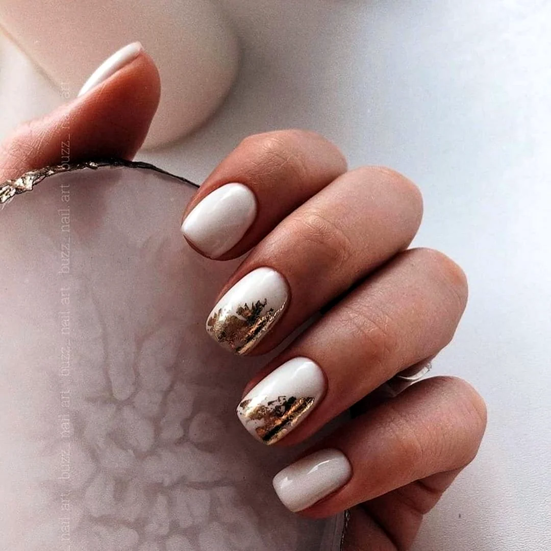 Белый маникюр с фольгой