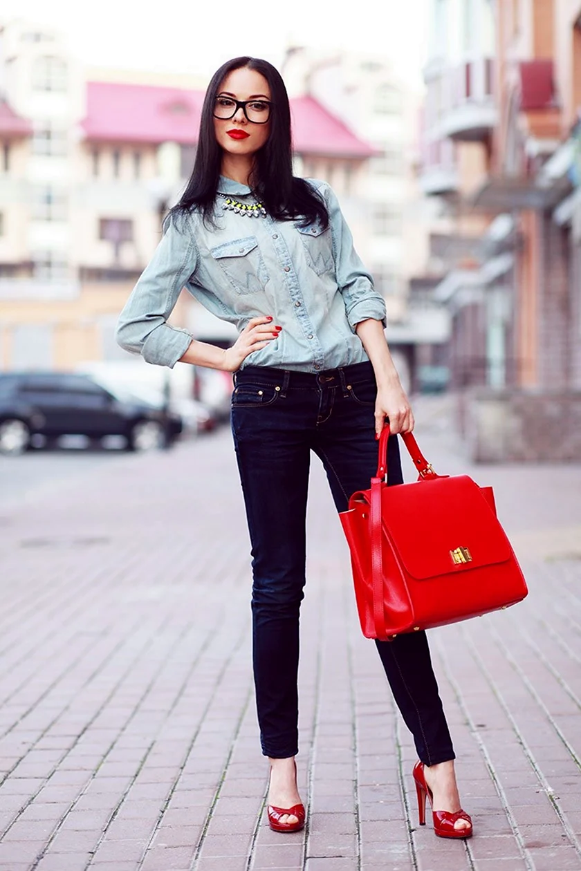 Девушка с красной сумкой