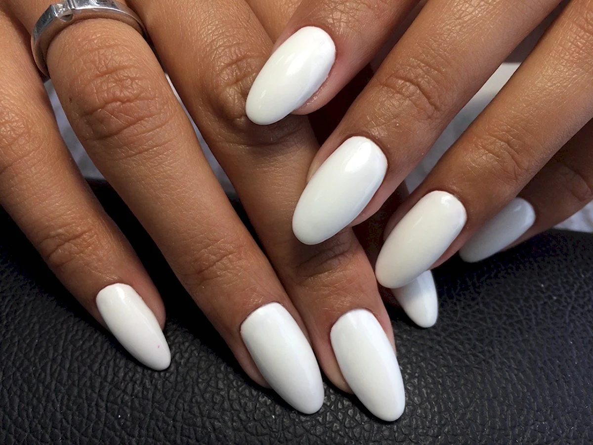 Белые ногти миндаль