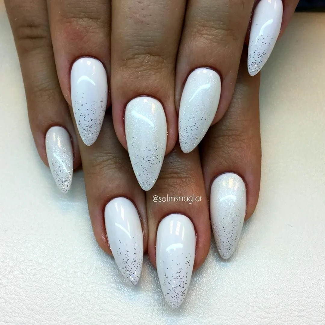 Маникюр в белых тонах форма миндаль