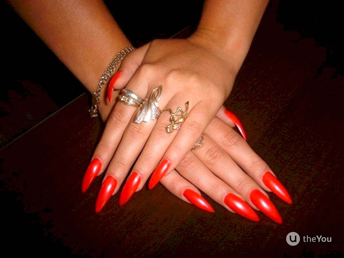 Красные ногти стилеты