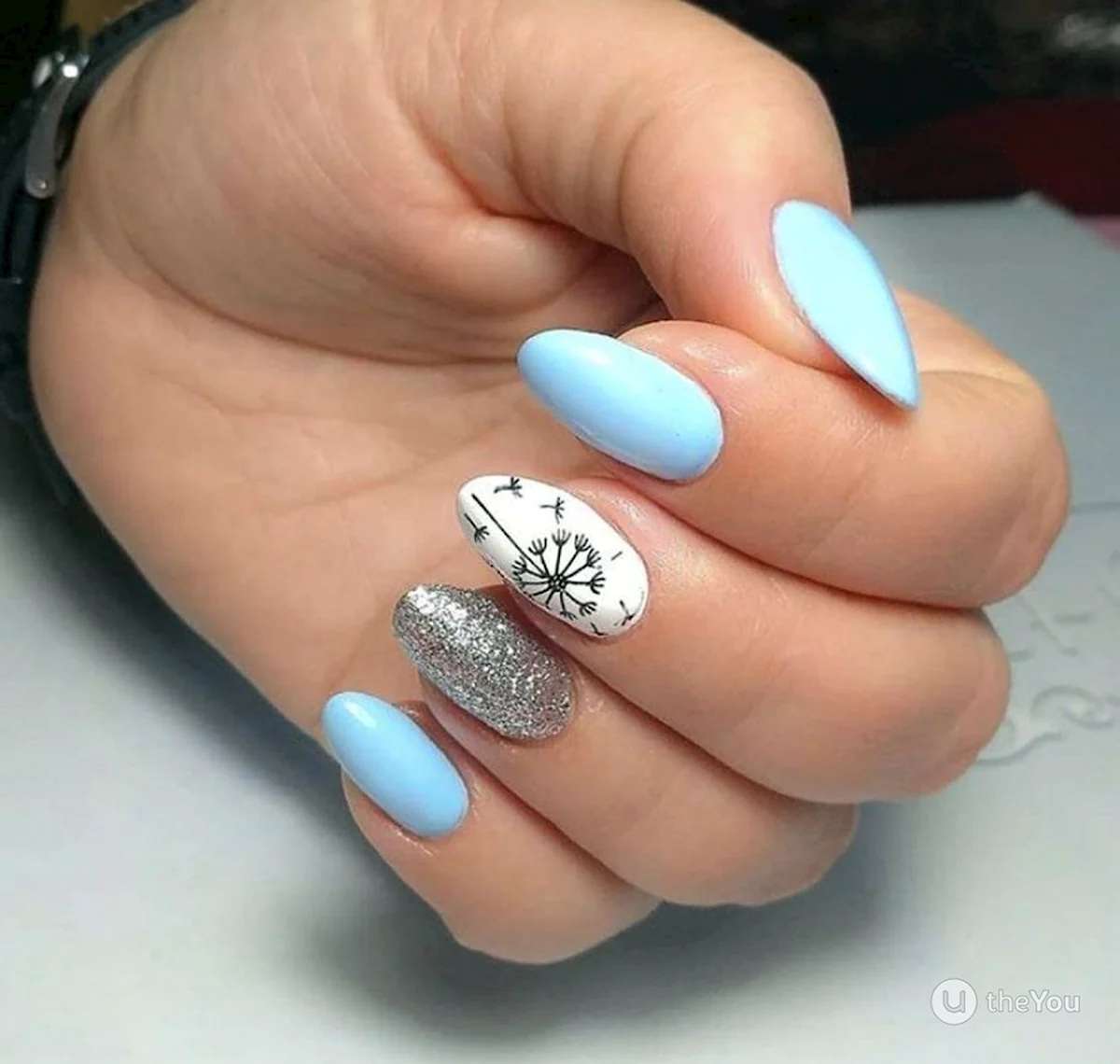 Маникюр голубой овальный