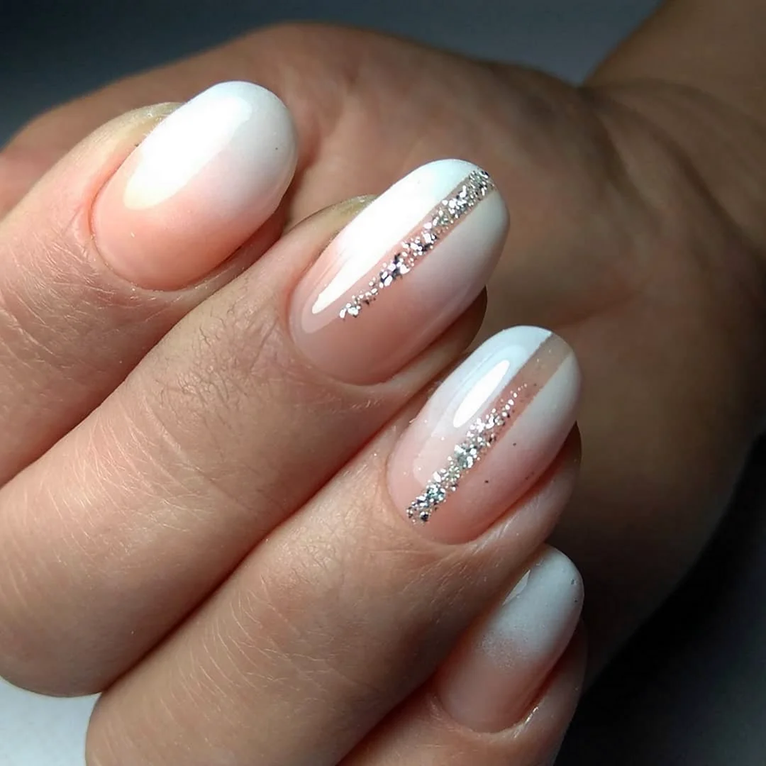 Нежный маникюр овал