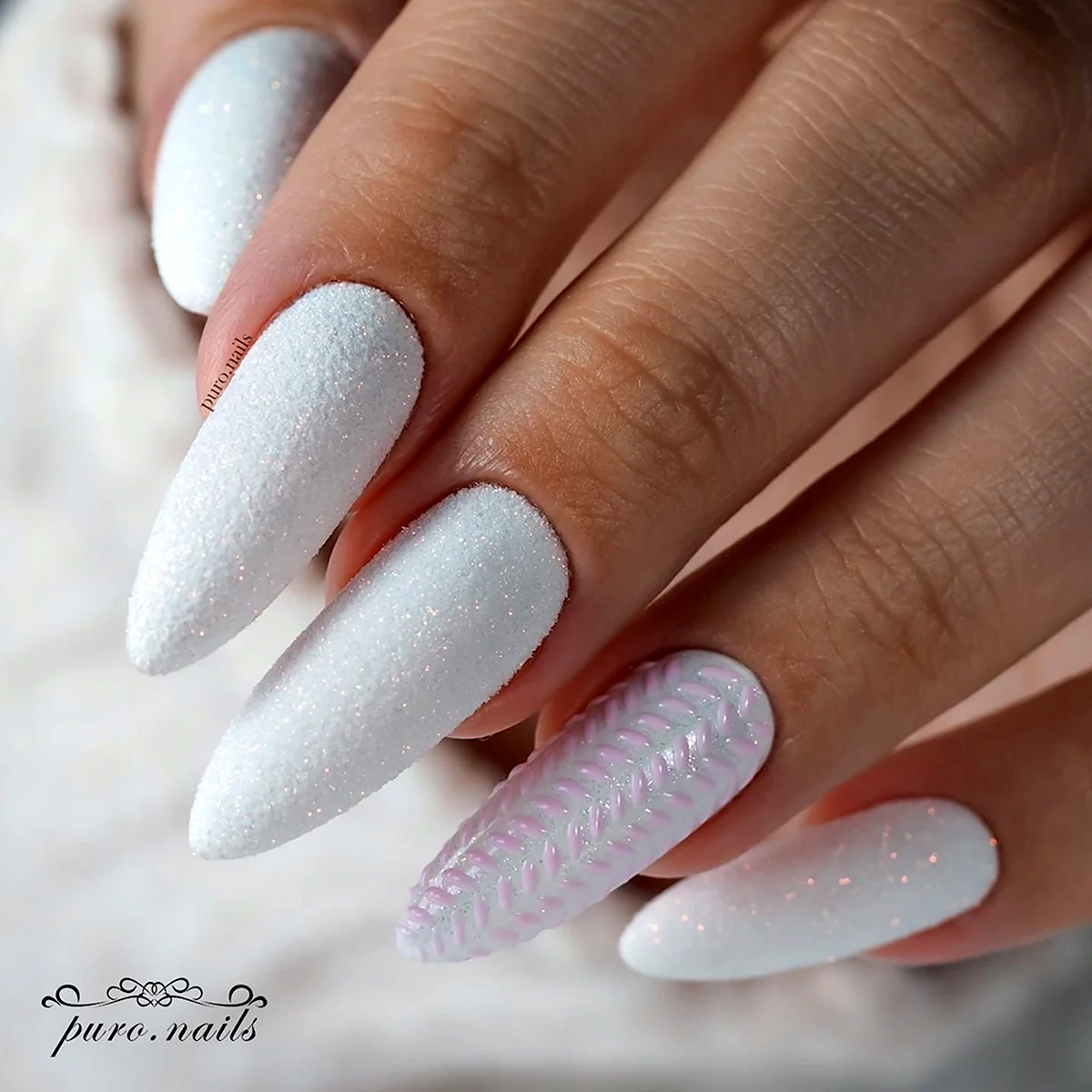 Белый маникюр миндаль