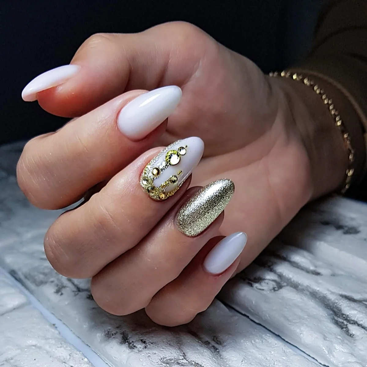 Молочный маникюр с золотыми блестками