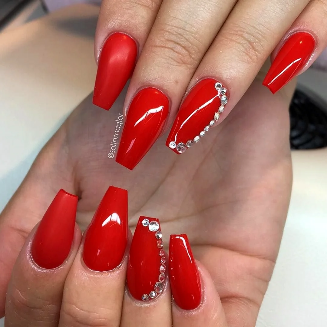 Красный маникюр