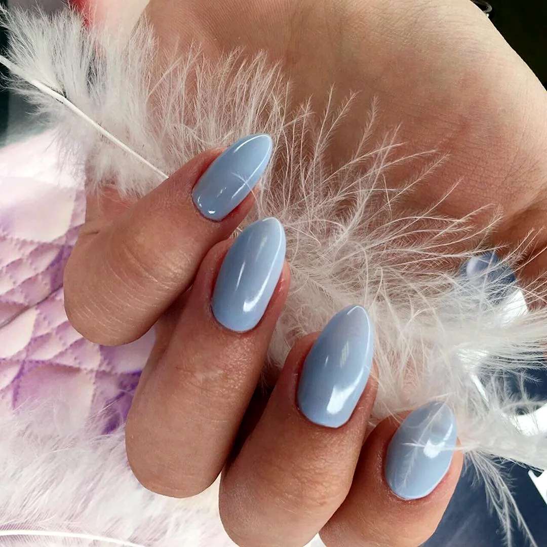 Прозрачно голубой маникюр