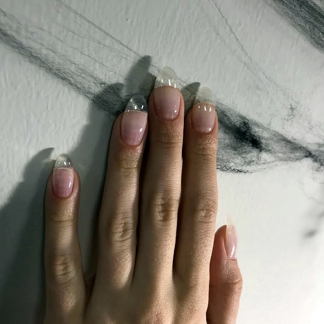 Маникюр красиво сфотографирован на улице