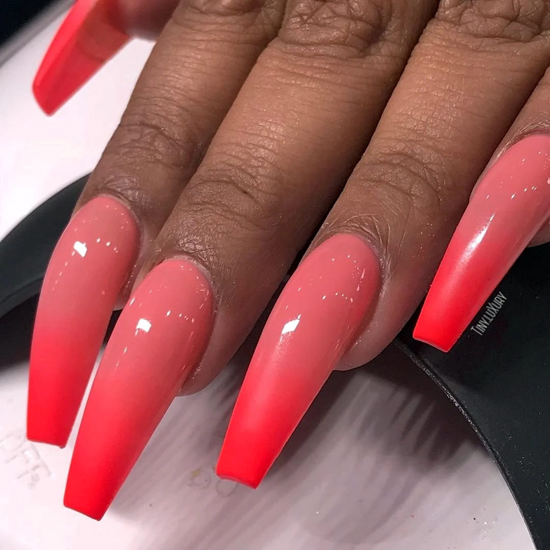 Красный маникюр балерина