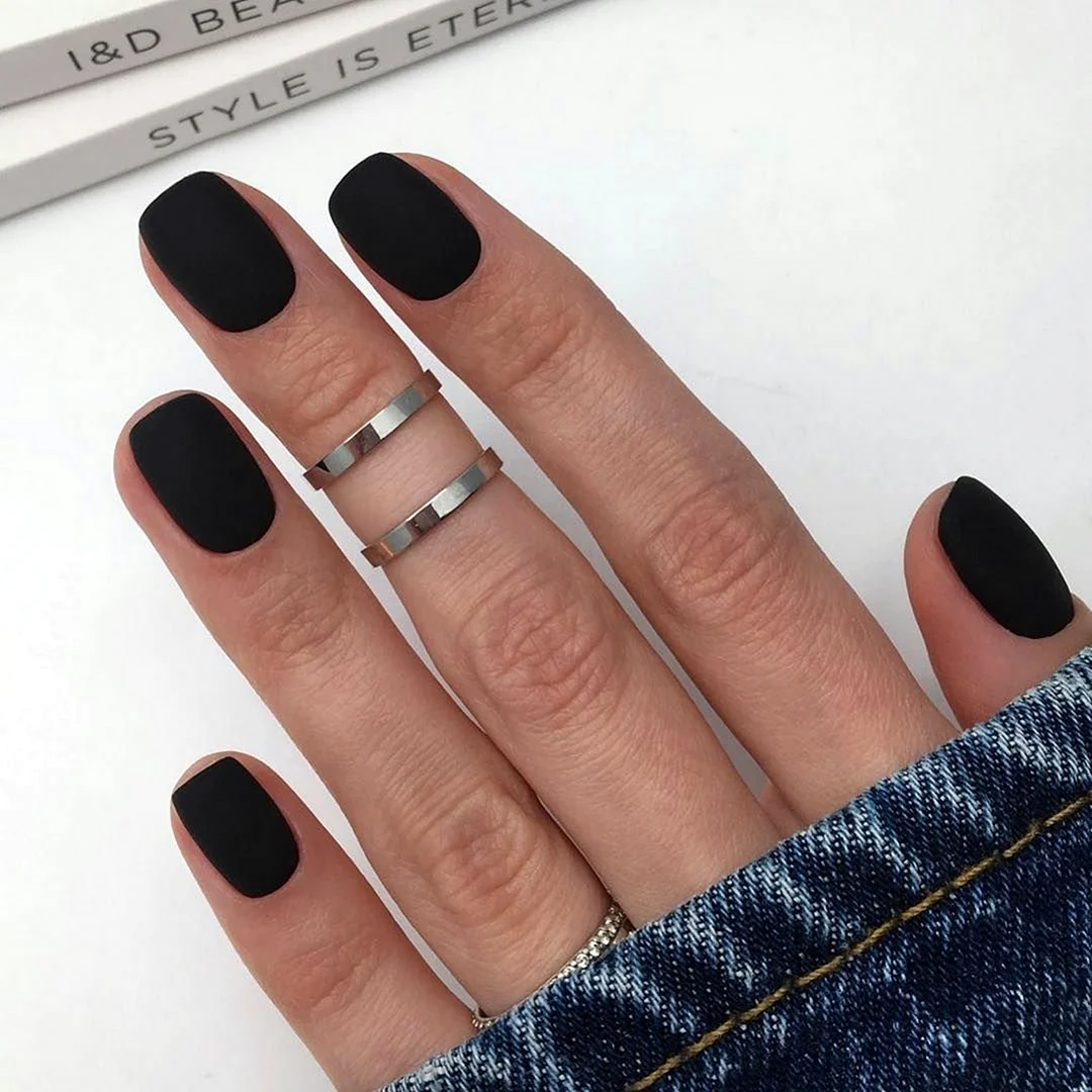 Ногти чёрные матовые квадратные