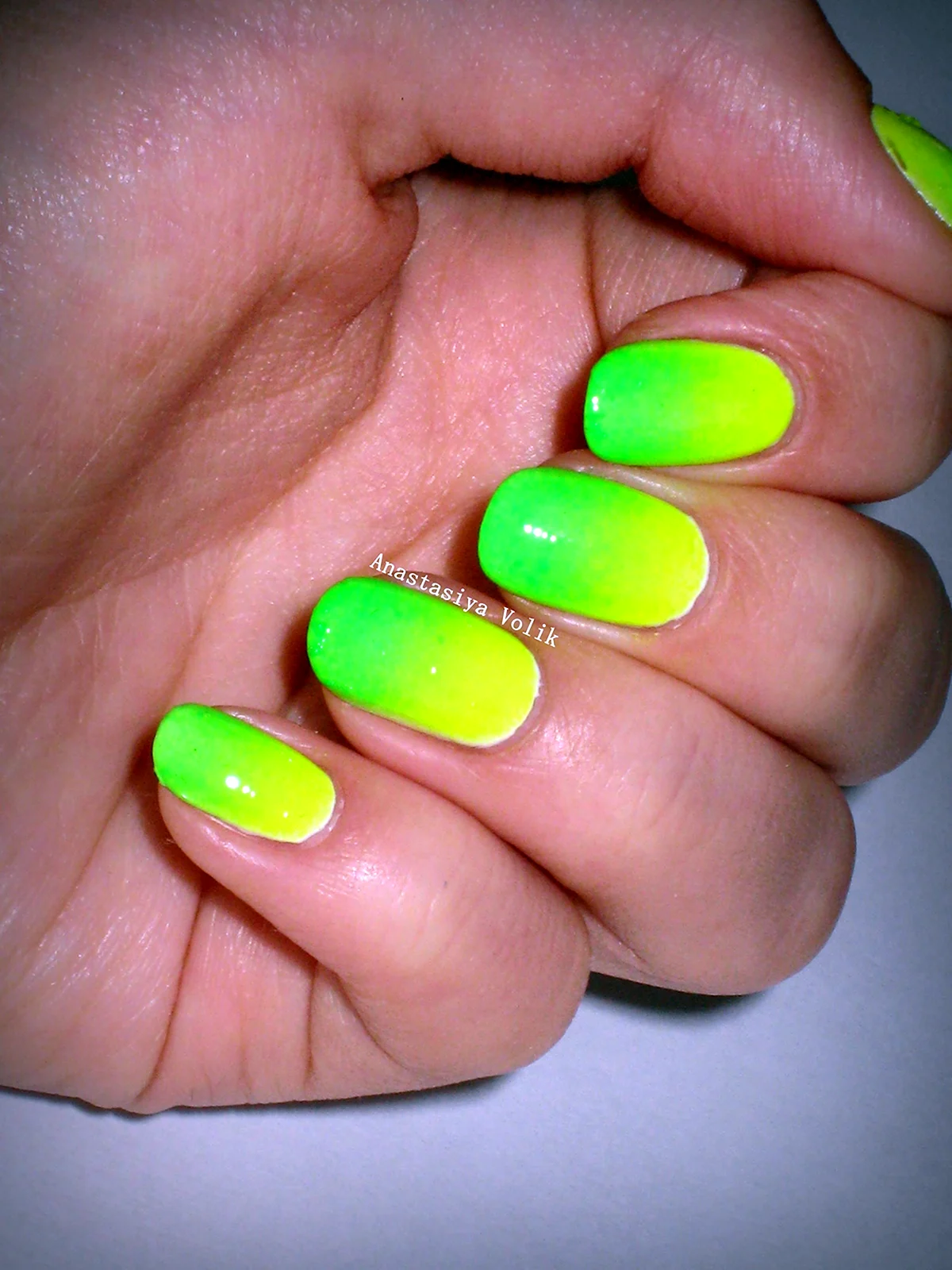 Маникюр с градиентом салатово желтый
