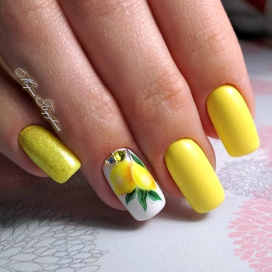 Летний маникюр желтый