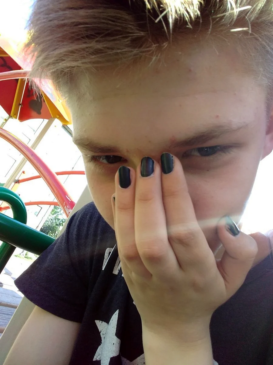 Чёрные ногти у парней