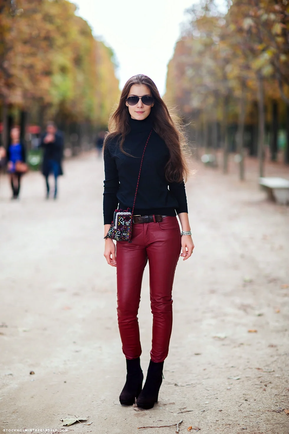 Образ с бордовыми брюками