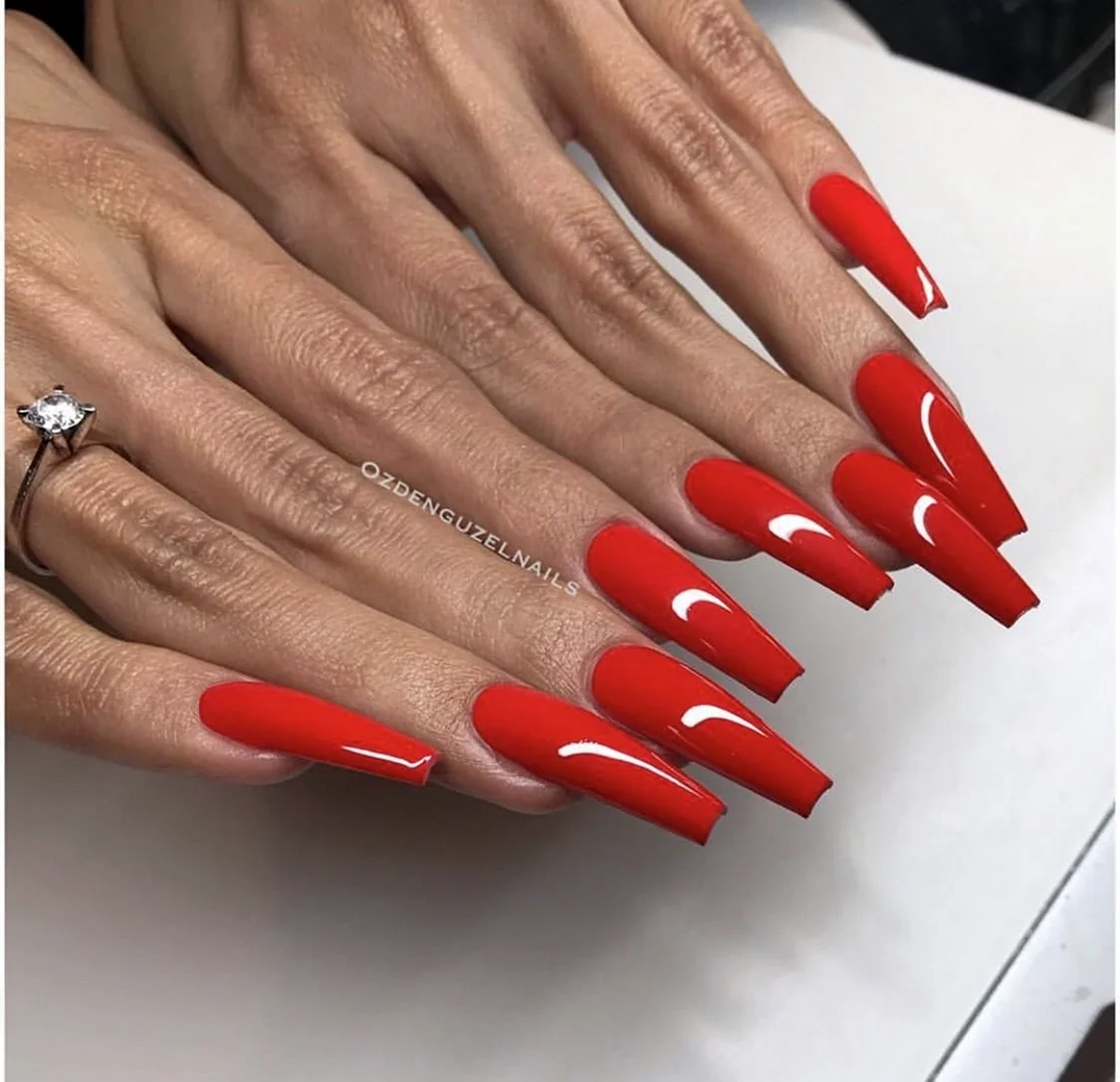 Красный маникюр форма балерина длинные