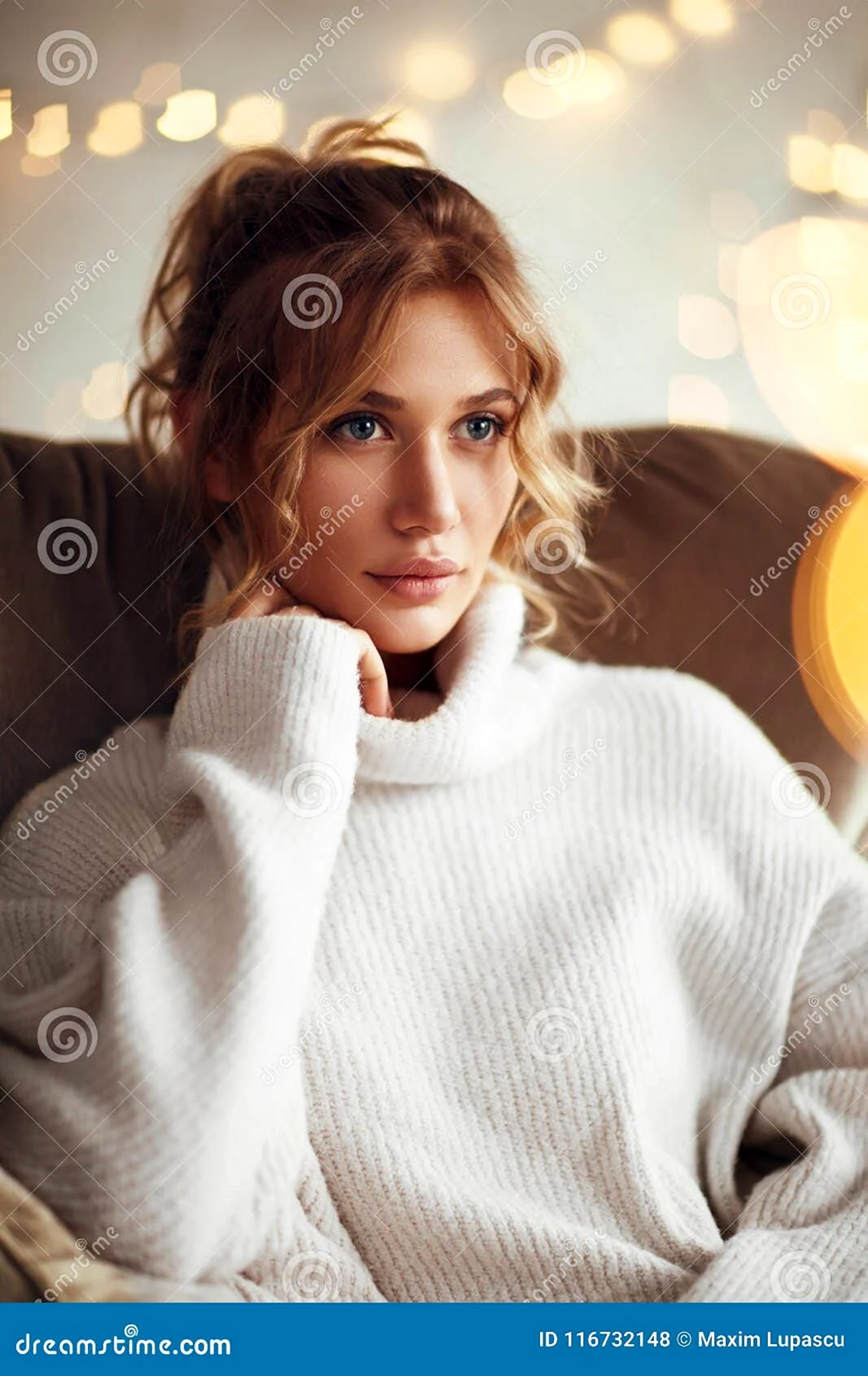 Девушка в белом свитере