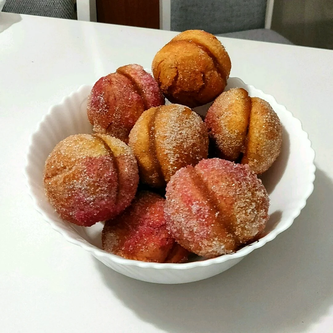 Пирожные персики