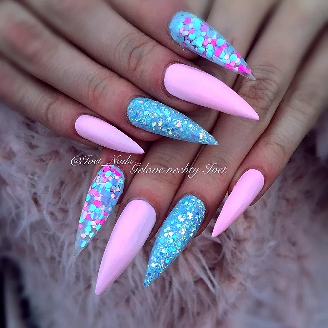Острый маникюр голубо розовый