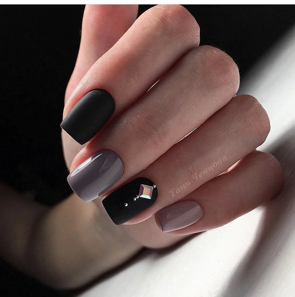 Тёмный маникюр на квадратные ногти