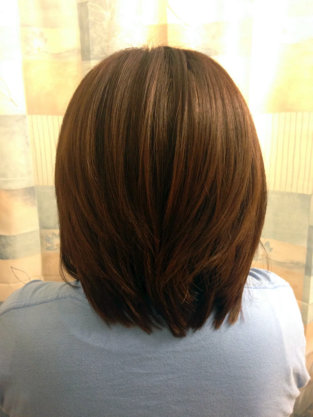 Стрижка на средние волосы вид сзади