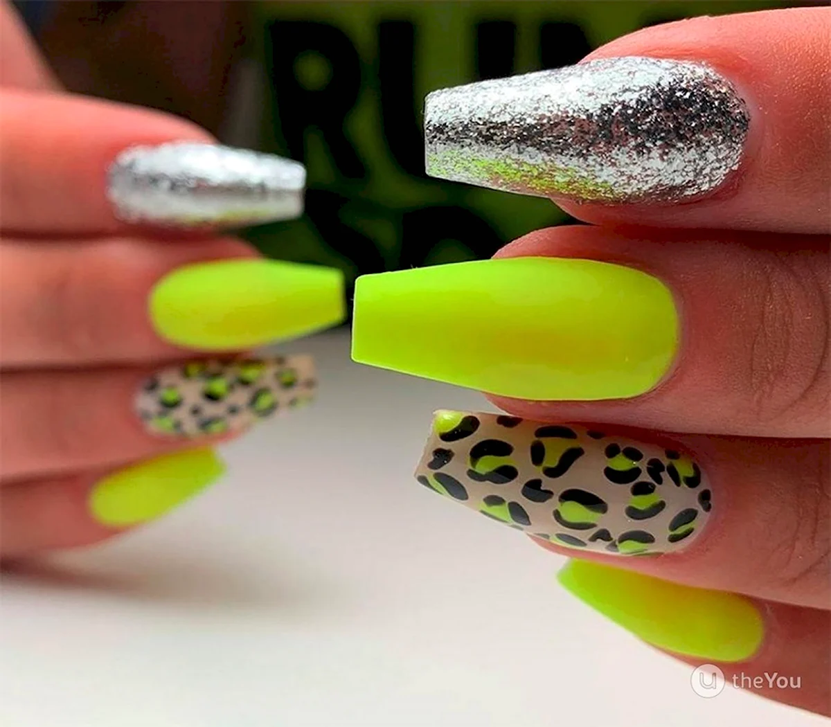 Яркий дизайн ногтей