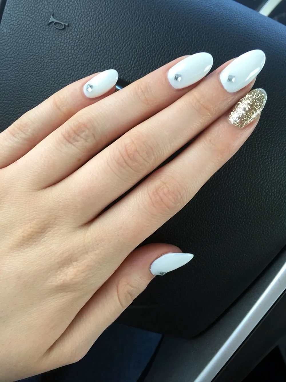 Белый маникюр на овальные ногти