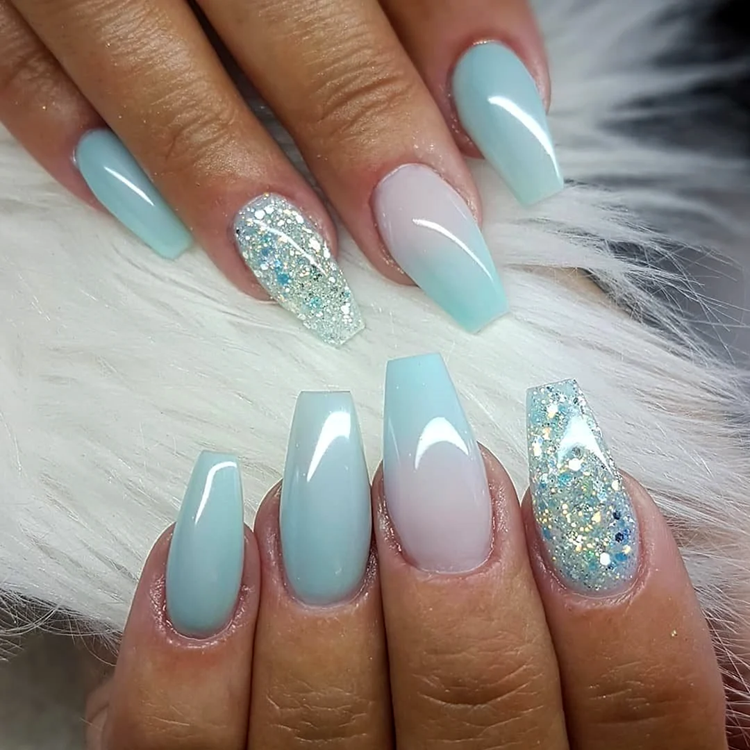 Маникюр в бело голубых тонах