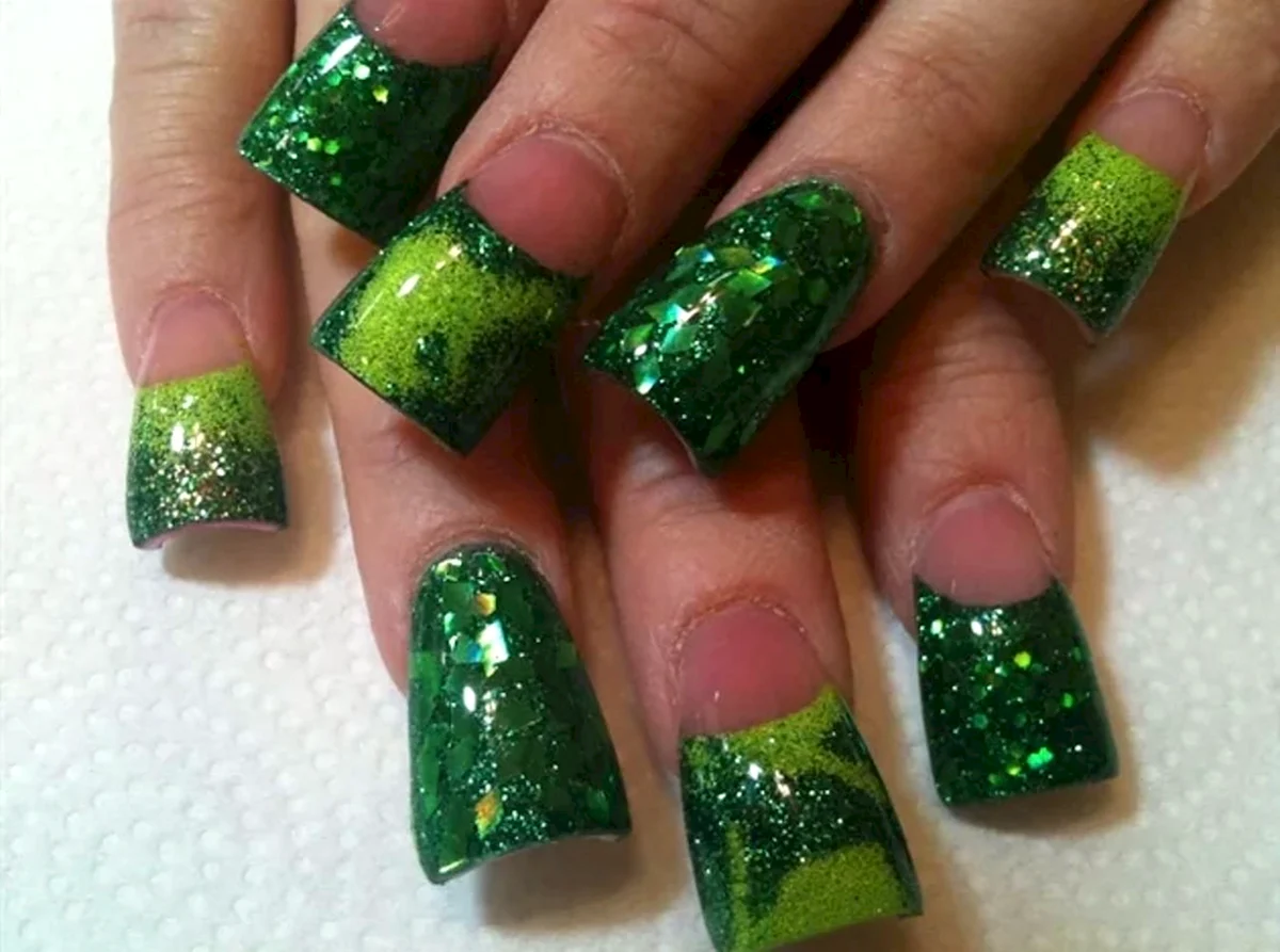 Маникюр зеленый с золотыми блестками