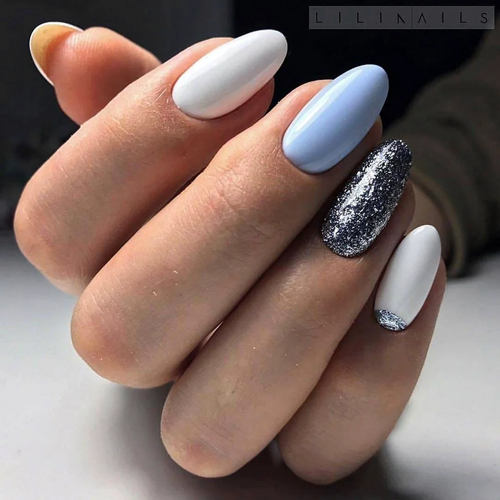 Маникюр голубой с серебром