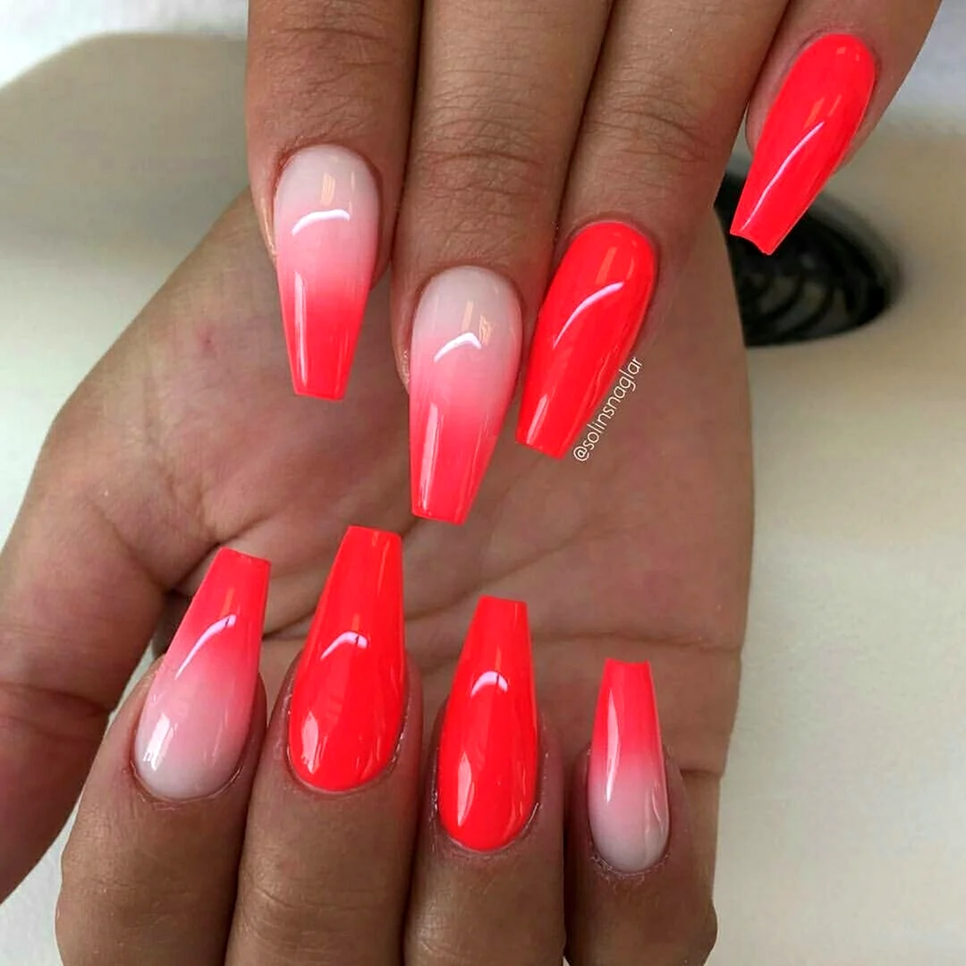 Коралловые острые ногти