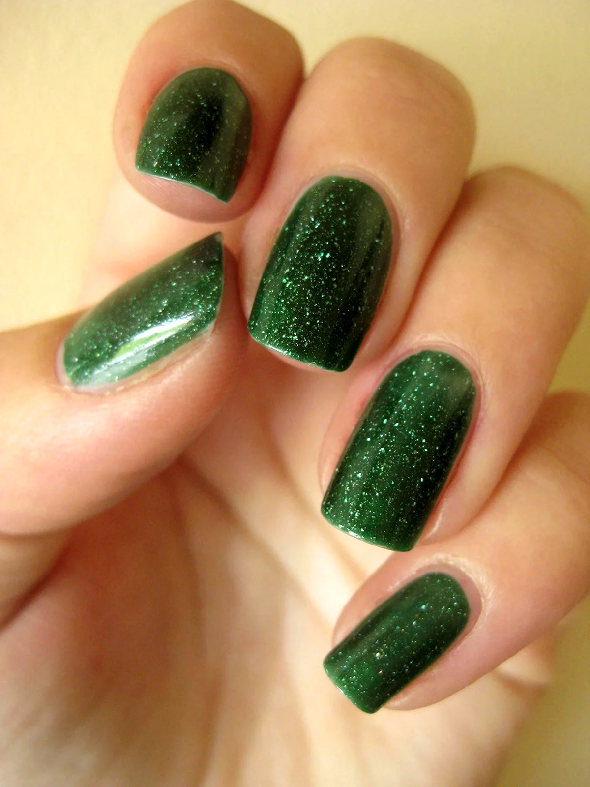 Маникюр зелёный с блестками
