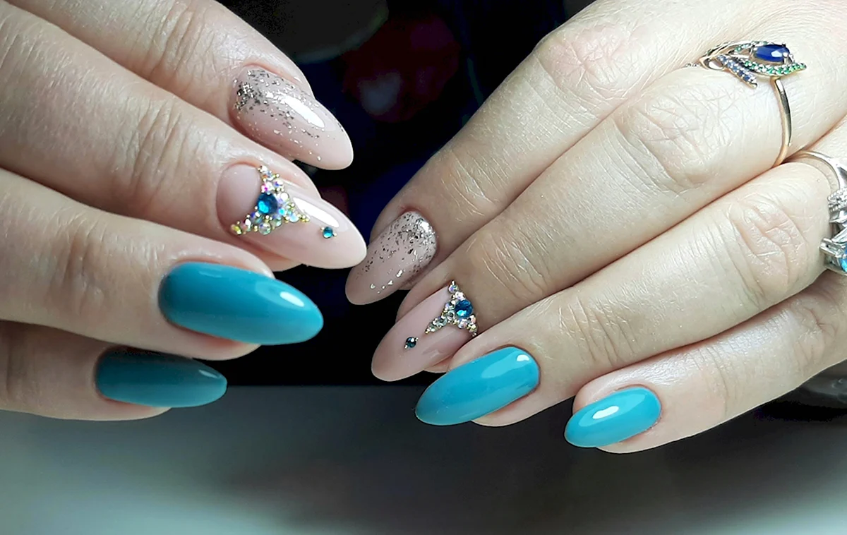 Маникюр с синим цветом с нюдовым