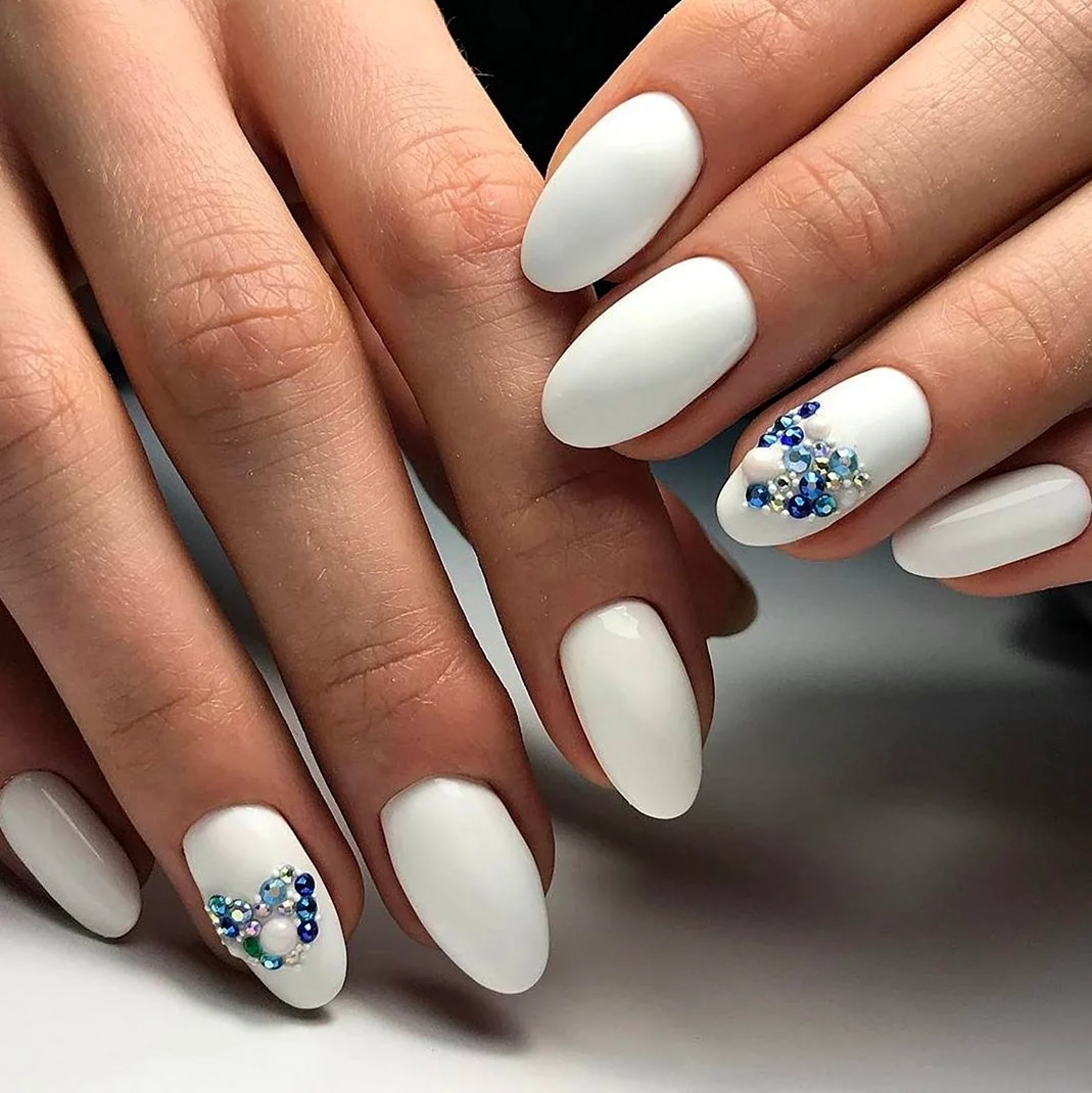 Белый маникюр со стразами