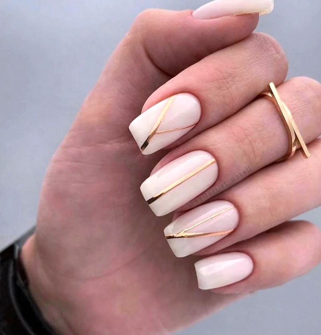 Маникюр нюд с золотыми полосками