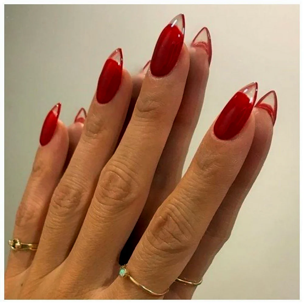 Красные длинные ногти
