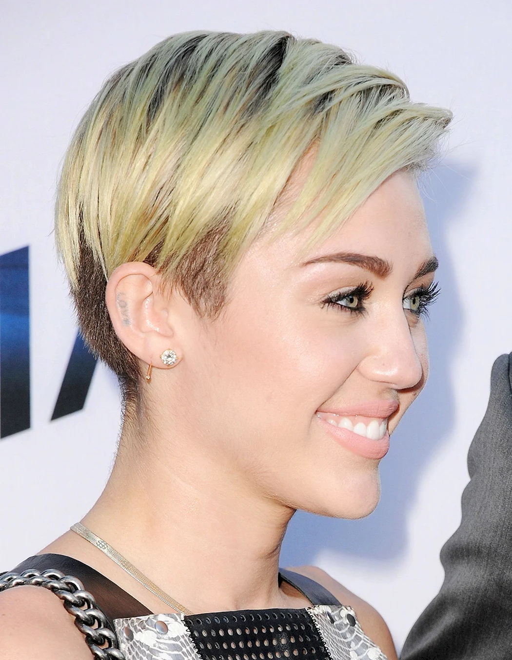 Майли Сайрус стрижка Пикси