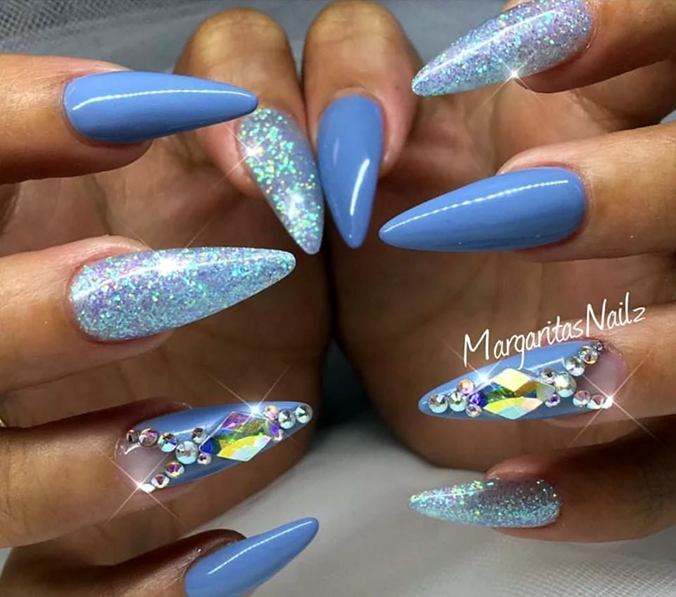 Голубые ногти новогодние миндалевидные